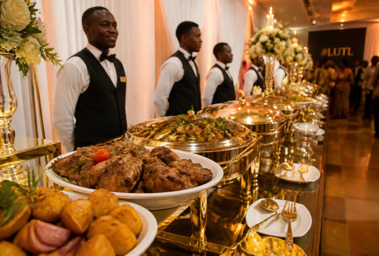 Buffet de casamento com pratos quentes e equipa de empregados de mesa